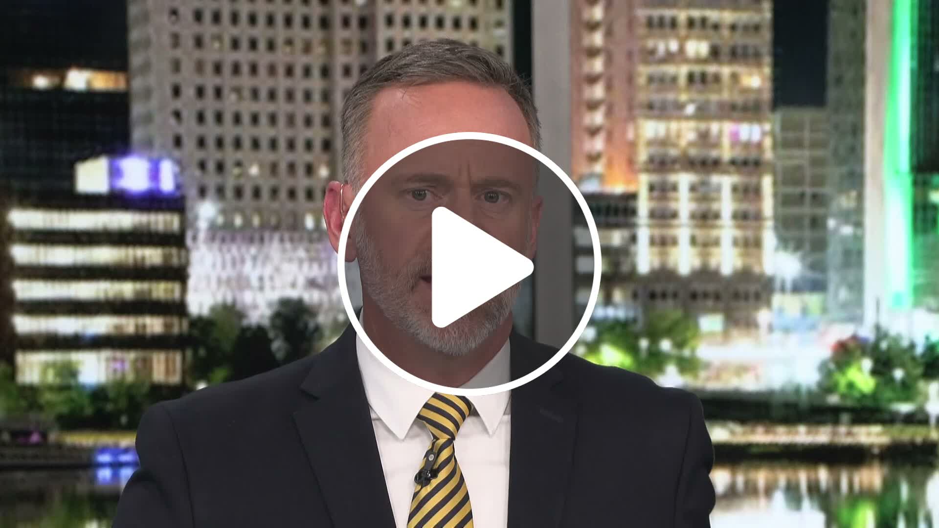 Fire destroys building, produces plumes of heavy dark smoke in Toledo ...