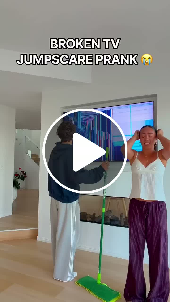 Broken tv jump scare prank - NewsBreak