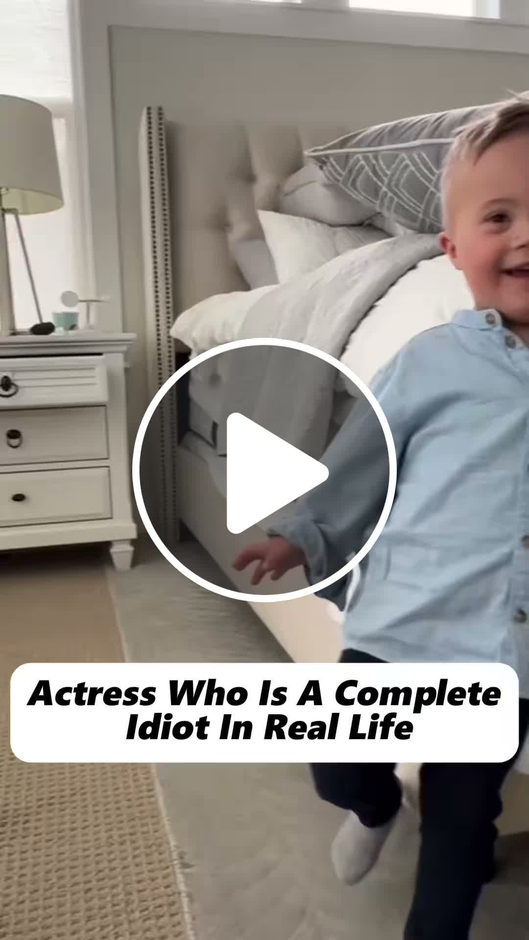 actress who is a complete idiot in real life。 #JessicaSimpson #MeganFox ...