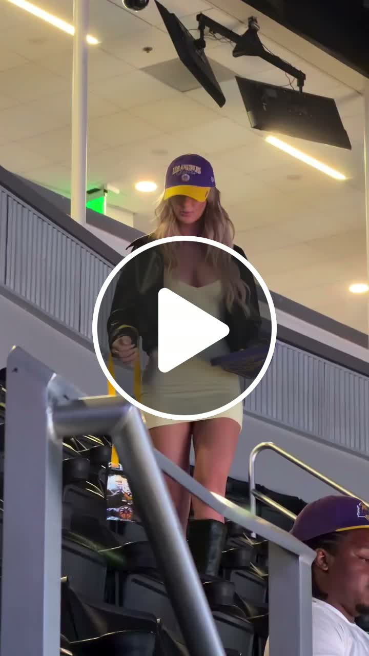 She wasn't expecting that😲😲wait for her reaction - NewsBreak